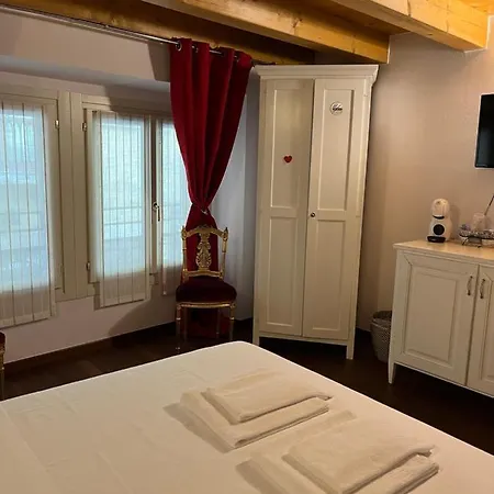 ゲストハウス Dimora 4 Spade 4*